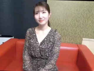 年轻夫妇与18岁的继妹探索他们的性欲